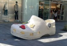 Новое место притяжения и популярная фотозона – гигантский Crocs на променаде Big Fashion Glilot